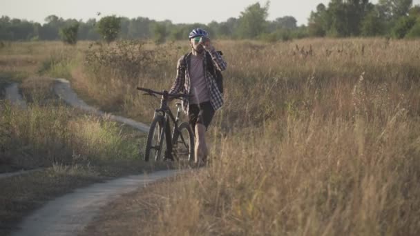 Велосипедист Отдыхает Пьет Изотонические Напитки Жажда Люди Спорт Природа Катание — стоковое видео
