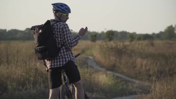 Navigatörlü Bir Dağ Bisikletçisi Ekranda Bir Şey Arıyor Rotayı Belirliyorum — Stok video