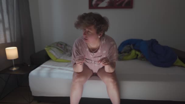 Droevige Vrouw Met Depressie Zit Thuis Onopgemaakt Bed Huilt Met — Stockvideo