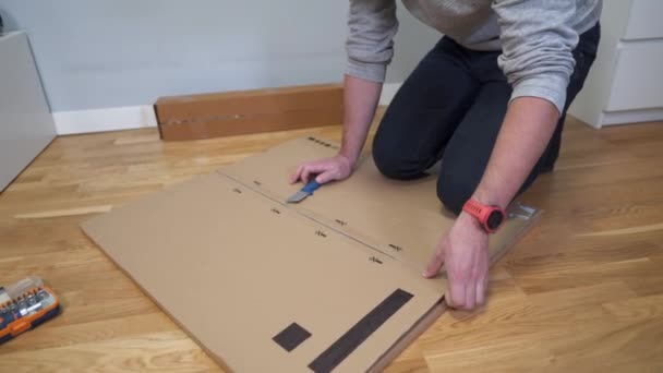 Buyer Uncovers White Table Assemble Floor Cardboard Box Home Man — Stock Video