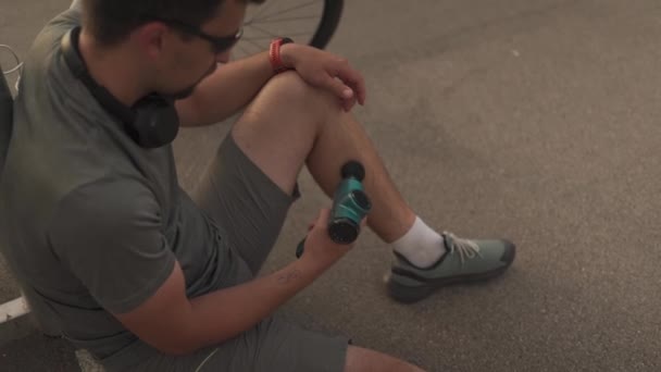 Athlete Warms Muscles Leg Impact Massager Outdoor Sports Area Massaging — Stock Video