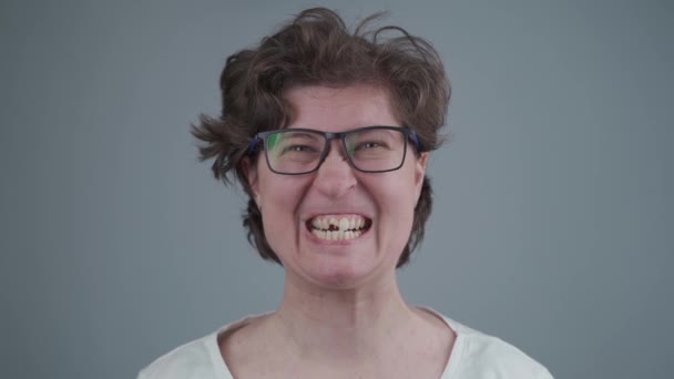 Γυναίκα Χωρίς Μπροστινό Δόντι Χαμογελά Χαζά Κοιτάζοντας Κάμερα Στο Στούντιο — Αρχείο Βίντεο
