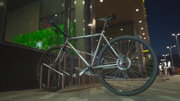 자전거 배달하는 자전거 거리에 주차용 자전거 슈퍼마켓 근처의 주차장에서 자전거를 — 비디오