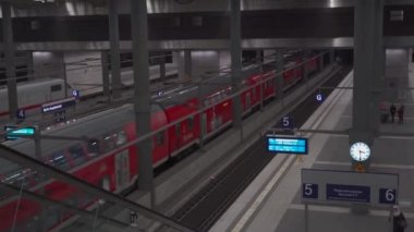 10 Mart 2022. Berlin. Almanya. Ana istasyon ve trenler. Hauptbahnhof ya da Berlins Merkez İstasyonu 'nun iç manzarası. Demiryolu rayları, kapalı platform. Genel demiryolu terminali ve yolcular. 