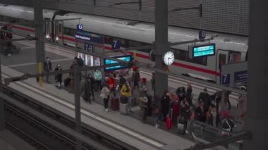 10 Mart 2022. Berlin. Almanya. Ana istasyon ve trenler. Hauptbahnhof ya da Berlins Merkez İstasyonu 'nun iç manzarası. Demiryolu rayları, kapalı platform. Genel demiryolu terminali ve yolcular. 