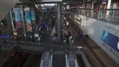 10 Mart 2022. Berlin. Almanya. Ana istasyon ve trenler. Hauptbahnhof ya da Berlins Merkez İstasyonu 'nun iç manzarası. Demiryolu rayları, kapalı platform. Genel demiryolu terminali ve yolcular. 