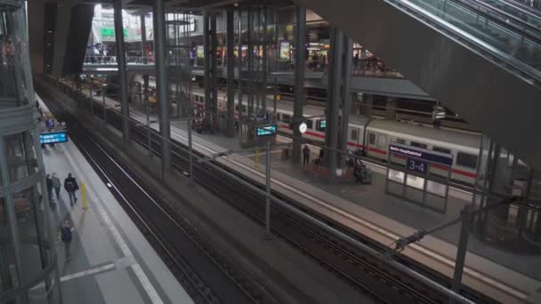 Março 2022 Berlim Alemanha Principal Estação Interior Trens Vista Interior — Vídeo de Stock