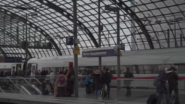 Mars 2022 Berlin Tyskland Huvudstationens Interiör Och Tåg Interiör Över — Stockvideo