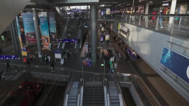 2022年3月10日 ベルリンだ ドイツだ 主要駅の内装と列車 HauptbahnhofまたはBerlins中央駅のインテリアビュー 線路室内ホーム 一般鉄道駅 — ストック動画