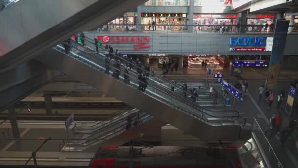 2022年3月10日 ベルリンだ ドイツだ 主要駅の内装と列車 HauptbahnhofまたはBerlins中央駅のインテリアビュー 線路室内ホーム 一般鉄道駅 — ストック動画