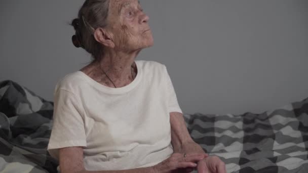 Pflegekraft Hilft Bei Blutdruckmessung Für Seniorin Hause Ältere Menschen Überprüfen — Stockvideo