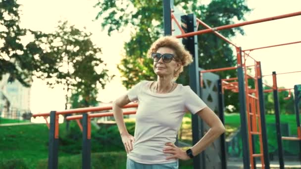 Stará Žena Cvičí Střídání Kyčlí Letní Tělocvičně Motivace Zdravého Životního — Stock video