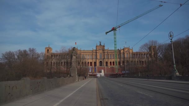 改修と再建中のマキシミリアヌム バイエルン州議会はドイツのバイエルン州ミュンヘンに旗を掲げている バイエリッシャー ランドタグWiederaufbauの再出発 バイエルン議会 — ストック動画