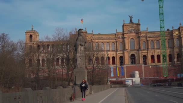 2022年4月15日 ミュンヘンだ ドイツだ 改修と再建中のマキシミリアヌム バイエルン州議会旗付き バイエリッシャー ランドタグWiederaufbauの再出発 バイエルン議会 — ストック動画