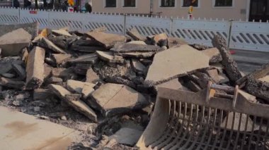 Almanya 'da yol onarımı. Eski asfaltın çıkarılması. Münih 'teki yolun yeniden inşası sırasında asfalt yığını. Yol çalışması, asfalttan eski asfaltların kaldırılması. Altyapı endüstrisi. Asfalt parçaları. 