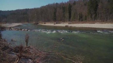 Münih yakınlarındaki güneşli bahar gününde Isar Nehri 'nin güzel manzarası. Almanya 'da doğa, orman ve dağ nehri Isar. Fluss Izar. Münih 'ten Isar nehrinin manzarası. Vahşi doğa ve berrak dağ nehri. 