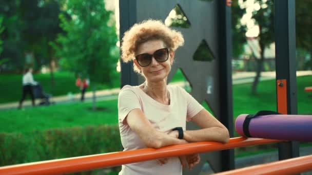 Yogamatte Und Portrait Einer Älteren Frau Einem Straßengymnastikraum Glückliche Lächelnde — Stockvideo