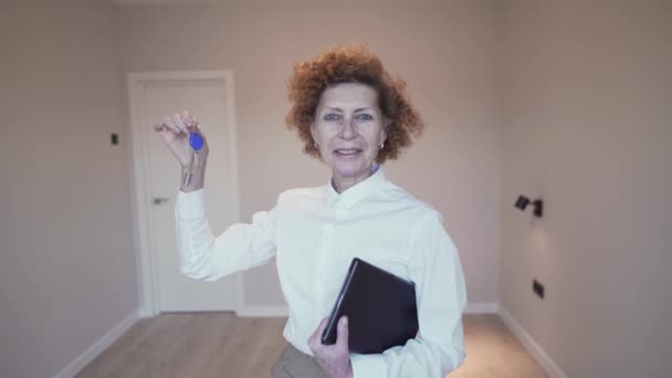 Femme Agent Immobilier Debout Dans Une Maison Vide Avec Les — Video