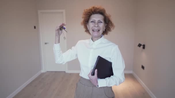 Woman Real Estate Agent Standing Empty House Keys Hand Woman — Stock Video
