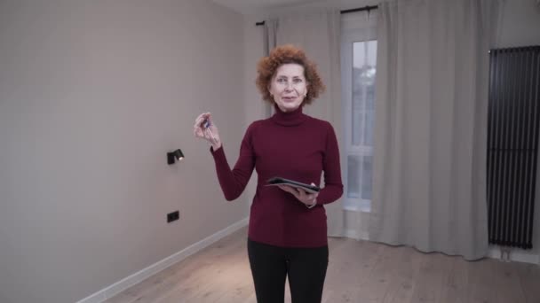 Emlak Komisyoncusu Boş Evdeki Yeni Evin Anahtarını Elinde Tutuyor Mülkler — Stok video