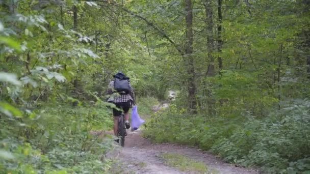 Plogagem Bicicleta Caridade Voluntária Recolhe Detritos Florestais Resíduos Plástico Saco — Vídeo de Stock
