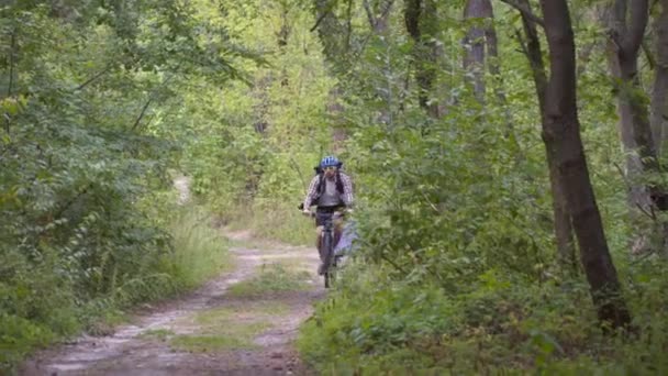 Dobrovolník Cyklista Vynáší Odpadkové Pytle Odpadky Uklízí Les Během Jízdy — Stock video