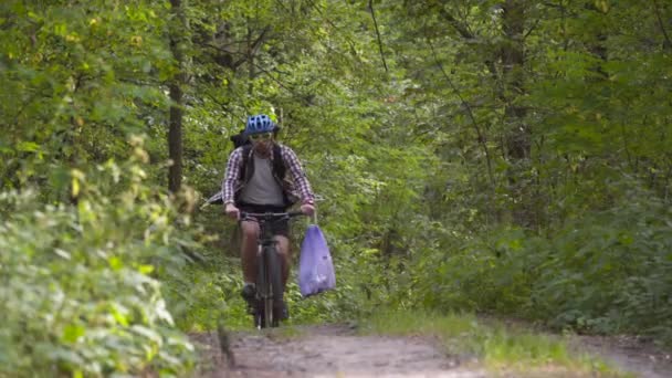 Волонтёр Велосипедист Вывозит Мусорные Мешки Мусора Убирает Лес Время Езды — стоковое видео