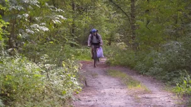Atleta Bicicleta Través Del Bosque Con Bolsa Basura Manillar Limpieza — Vídeo de stock