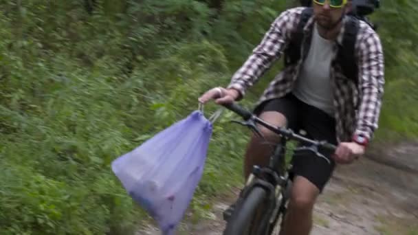 Umweltverschmutzung Ökologisches Problem Männliche Radfahrer Tragen Müllsäcke Lenker Fahrrad Nach — Stockvideo