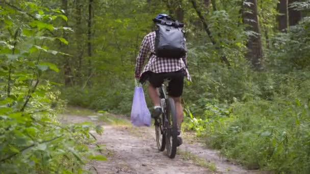 Polusi Masalah Ekologi Pengendara Sepeda Laki Laki Membawa Kantong Sampah — Stok Video