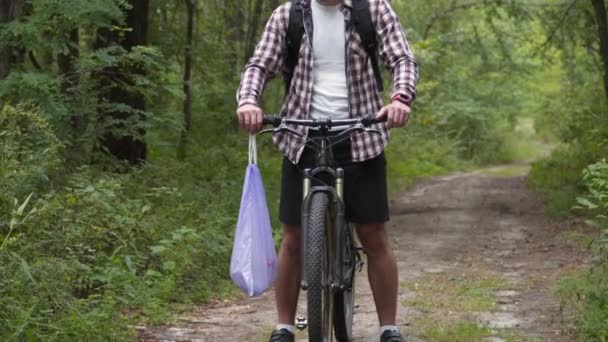 Retrato Ciclista Masculino Recogiendo Basura Bosque Bicicleta Cuestiones Ambientales Contaminación — Vídeo de stock