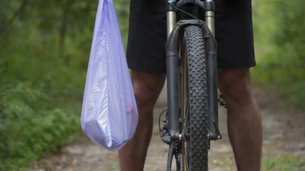 Ormanda Bisiklet Süren Çöp Toplayan Bir Adam Doğayı Kurtarmaya Yardımcı — Stok video