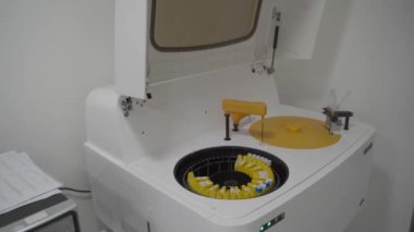 Hastane laboratuvarları, otomatikman biyokimyasal analiz cihazı. Otomatik örnekleyici, bilimsel enstrüman, bilim laboratuarı. Modern bir hastanede tıbbi testler için yuvarlak otomatik cihaz. Tıpta robotik araç