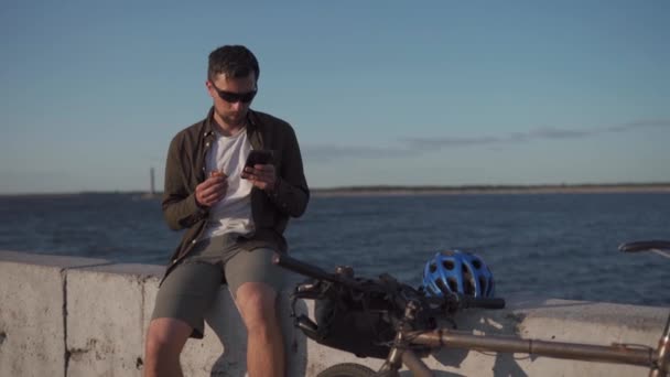 Bicyclist Having Meal Browsing Websites Smartphone While Ride Bike Lake — Stock Video