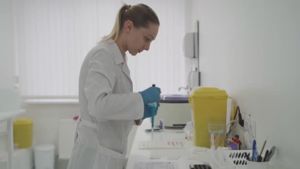 Mulher Trabalhando Com Pipeta Para Testar Sangue Laboratório Hospital Assistente — Vídeo de Stock