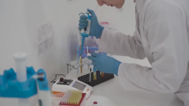 Medische Laboratoriumassistent Met Pipet Tijdens Bloedanalyse Apparatuur Ziekenhuizen Onderzoeker Met — Stockvideo
