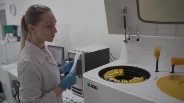 Assistente Laboratório Operadora Laboratório Sangue Teste Técnico Analisador Automático Amostras — Vídeo de Stock