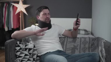 Boyunluk kazasından sonra arkadaşlarıyla görüntülü görüşme yapan bir adam. Köpük tasmalı bir erkek video konferansına katılır ve nasıl travma geçirdiğini anlatır. Kazadan sonra bedensel yaraları olan bir adam.. 