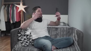 Motosiklet kazasından sonra boynundan yaralanan şanslı iyimser bir adam arkadaşlarına nasıl kaza geçirdiğini anlatıyor. Bisiklet kazasından sonra boyun tasması. Servikal omurilik zedelenmesi olan erkek.. 