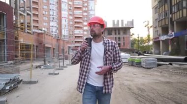 İnşaat mühendisi bir şantiyeye gider ve kahveden zevk alır. Kasketli, ekose gömlekli, kot pantolonlu inşaat müdürü iş yerinde yürüyor ve bir fincan kahve içiyor. Mimar dinleniyor. Sıcak kahve içiyorum.. 