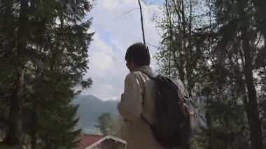 Almanya 'da, Schliersee Gölü yakınlarında gündüz gezisinde sırt çantası ve güneş gözlükleriyle dağlarda yürüyüş yapan bir adam. Seyahat yaşam tarzı ve macera. Kırsalda erkek yürüyüşü. Tema Deutschland 'da seyahat ediyor. 