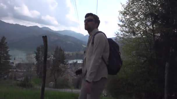 Tema Vandreture Rejser Naturen Tyskland Han Vandrer Bjergene Skovsti Nær – Stock-video