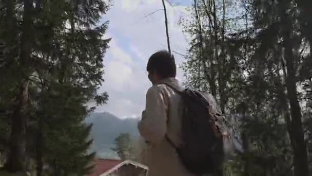 Escursioni Uomo Montagna Con Zaino Occhiali Sole Gita Giorno Germania — Video Stock