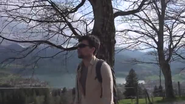 슐리에 근처에서 선글라스를 하이킹하는 하이킹은 시골에서 독일을 여행하는 — 비디오