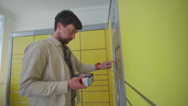Hombre Utiliza Estación Embalaje Amarilla Para Enviar Paquete Por Auto — Vídeos de Stock