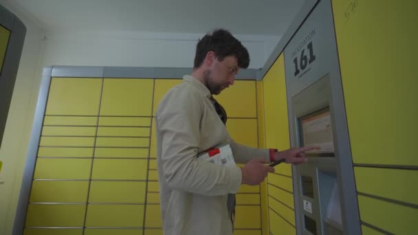 Mężczyzna Klient Korzystający Samoobsługowego Zautomatyzowanego Terminala Dostawy Przesyłania Paczki Lub — Wideo stockowe