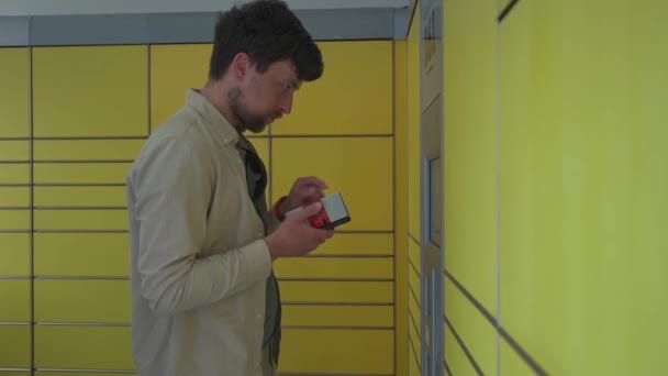 Hombre Estación Embalaje Utilizando Pantalla Caja Retención Para Autoenvío Punto — Vídeos de Stock