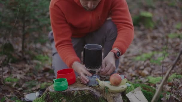 Hombre Excursionista Agua Hirviendo Estufa Gas Camping Los Bosques Tocones — Vídeos de Stock