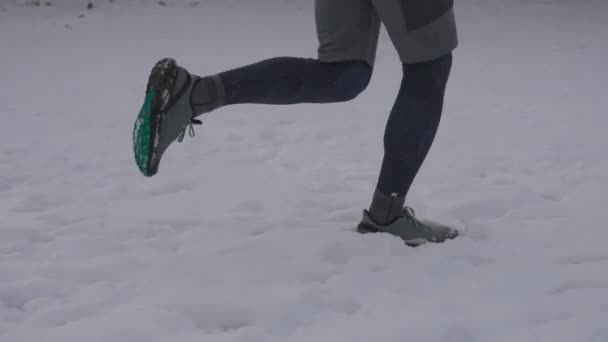 Nieznany Mężczyzna Biegający Zimą Butach Biegania Śniegu Bieganie Różnych Warunkach — Wideo stockowe