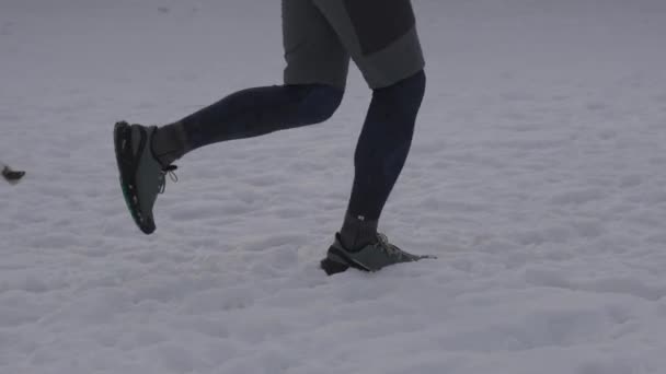 Αγνώριστος Άνθρωπος Που Τρέχει Χειμώνα Αθλητικά Παπούτσια Στο Χιόνι Τρέχει — Αρχείο Βίντεο